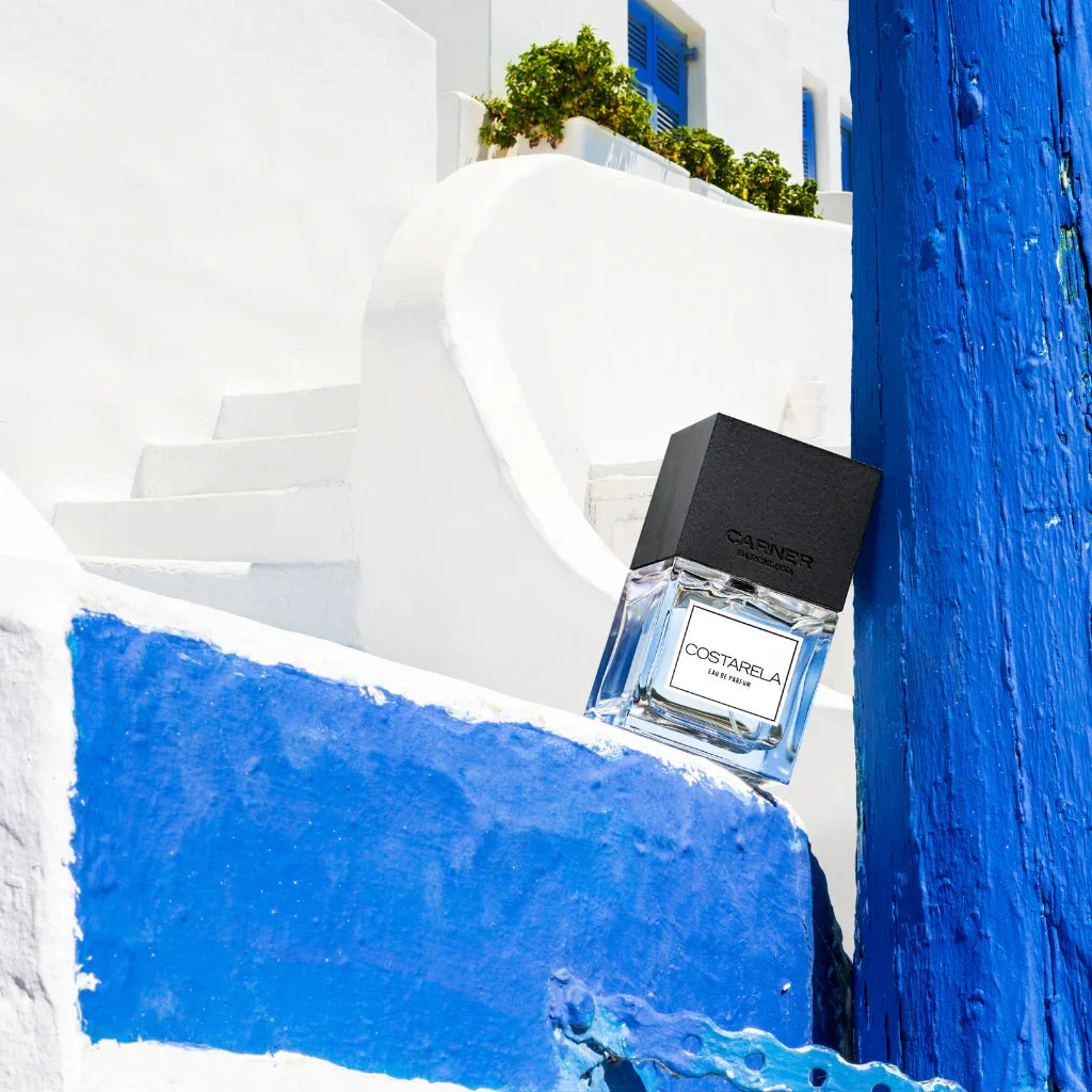 Carner Barcelona Eau de Parfum Costarela aus der Original Collection auf weißen und blauen Treppenstufen - erhältlich bei scent amor