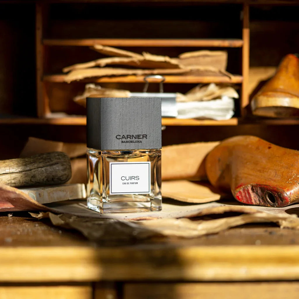 Unordentliche Werkbank mit Lederresten und dem Eau de Parfum Cuirs von Carner Barcelona aus der Original Collection - jetzt online bei scent amor