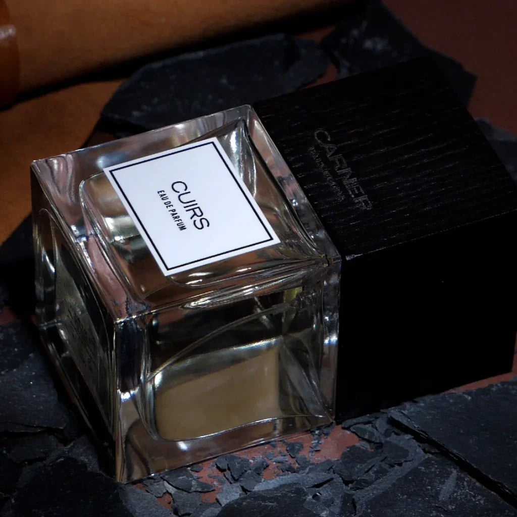 Eau de Parfum Cuirs von Carner Barcelona aus der Original Collection inszeniert auf zerbrochenem Stein - nur bei scent amor erhältlich