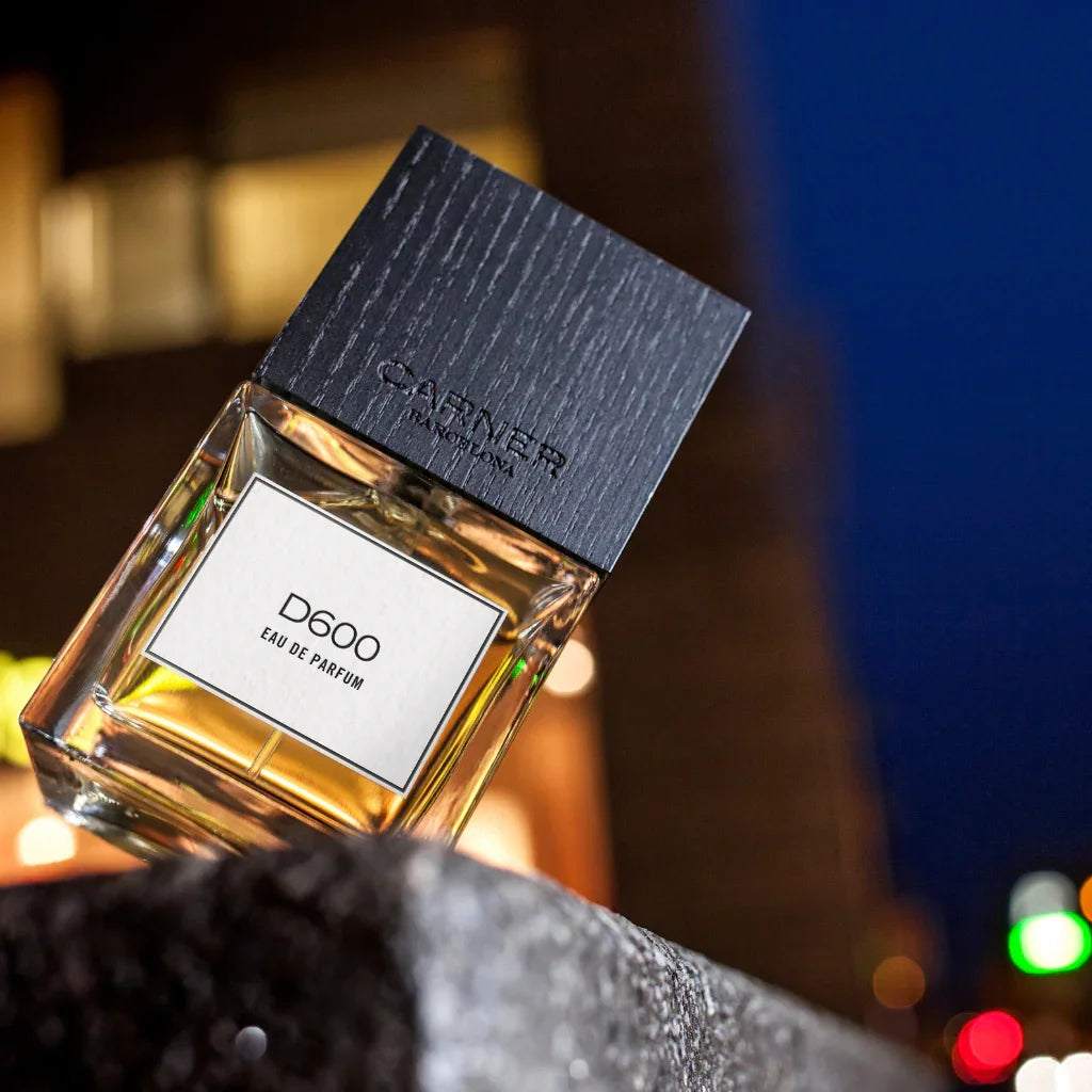 Eau de Parfum D600 von Carner Barcelona, Teil der Original Collection, vor nächtlicher Stadtkulisse mit dezent schimmernden Lichtern im Hintergrund - Unisex-Nischenduft bei scent amor erhältlich