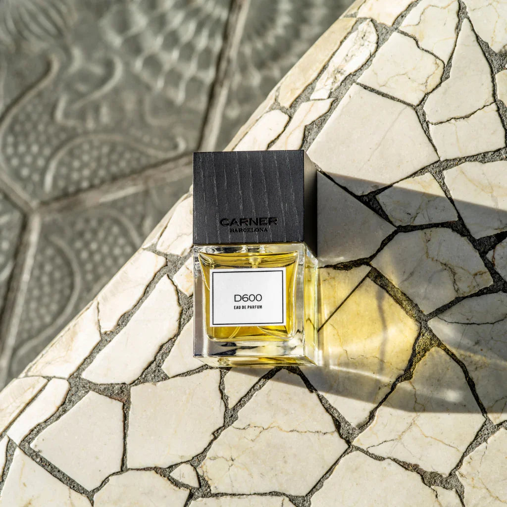 Eau de Parfum D600 von Carner Barcelona aus der Original Collection auf Marmoroberfläche - Nischenduft bei scent amor erhältlich