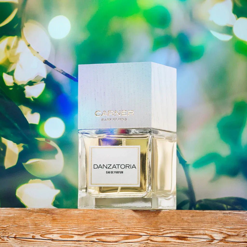 Eleganter Duft aus der Carner Barcelona Love Collection auf Holz vor Pflanzen -Eau de Parfum verfügbar bei scent amor