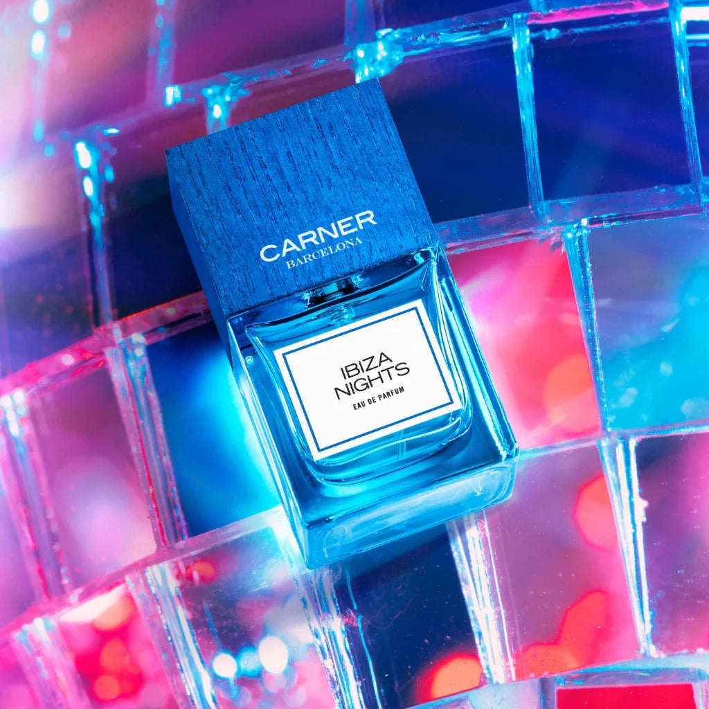 Carner Barcelona Dream Collection IBIZA NIGHTS Eau de Parfum Mood Flakon auf Spiegel scent amor