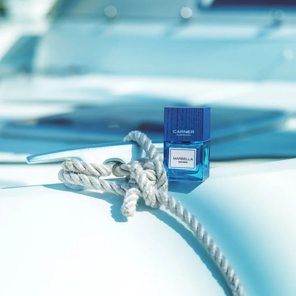Carner Barcelona Dream Collection MARBELLA Eau de Parfum Mood Flakon auf Boot mit Seil und Knoten scent amor