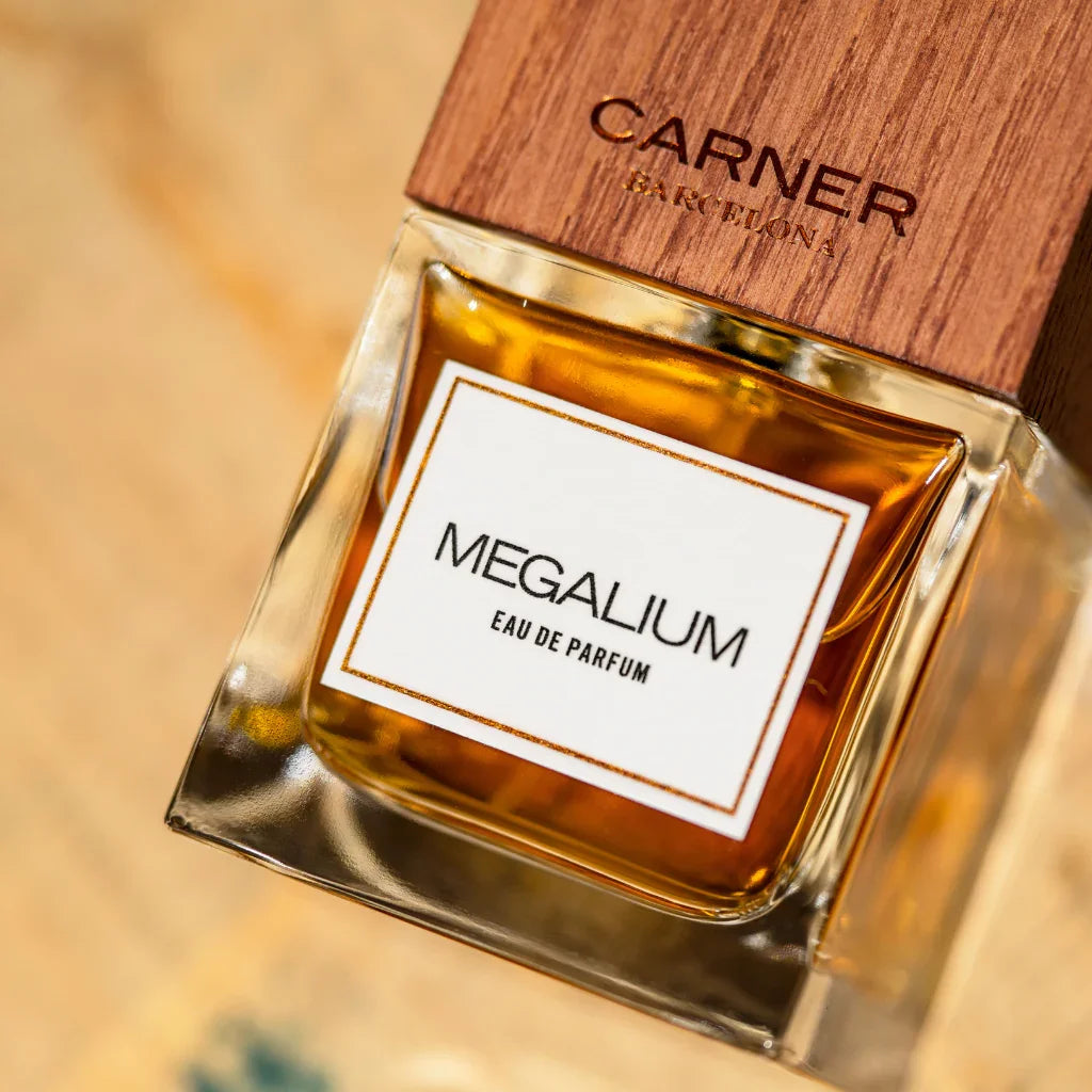 Carner Barcelona History Collection MEGALIUM Eau de Parfum Mood Flakon mDetail label scent amor