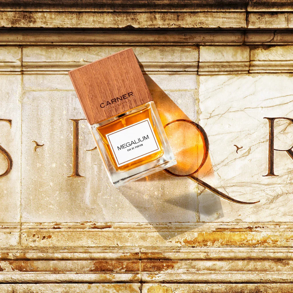 Carner Barcelona History Collection MEGALIUM Eau de Parfum ood Flakon vor Marmorrelief scent amor