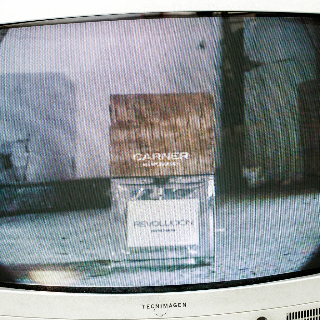 Carner Barcelona History Collection REVOLUCIÓN Eau de Parfum Mood Flacon auf altem TV Gerät scent amor