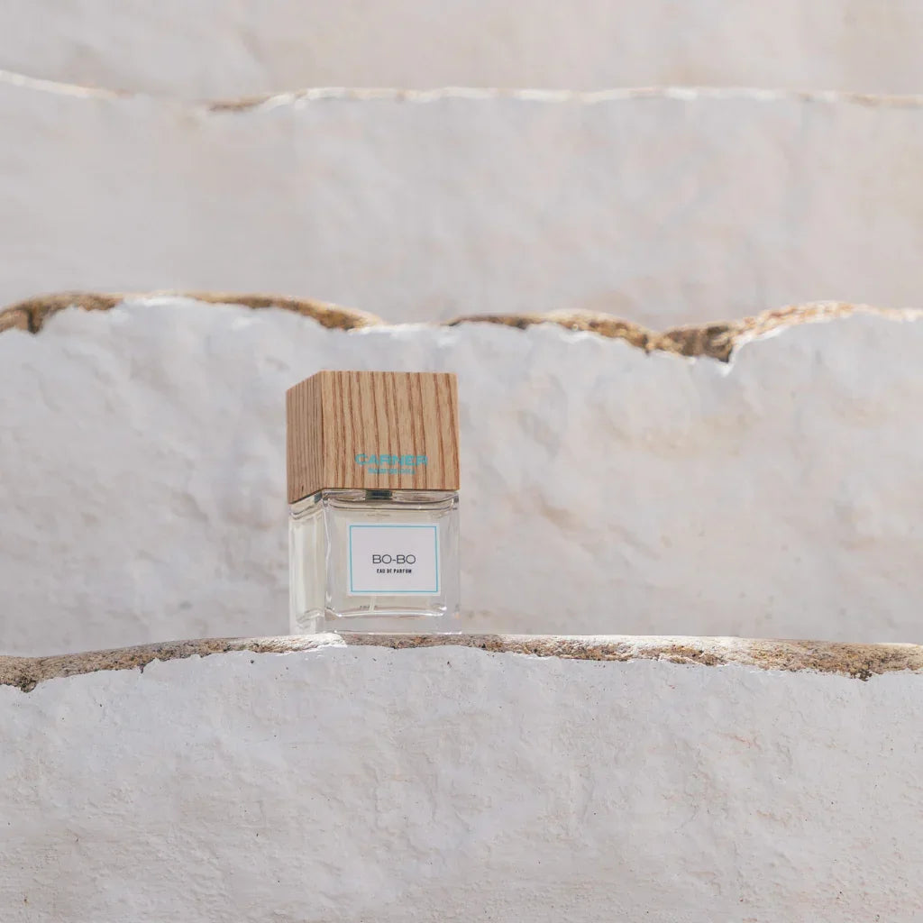 Carner Barcelona Mediterranean Collection BO-BO Eau de Parfum Mood Flakon auf Steinstufen scent amor
