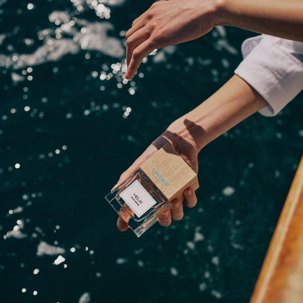 Carner Barcelona Mediterranean Collection HELIX Eau de Parfum Mood Flakon in Frauenhände scent amor