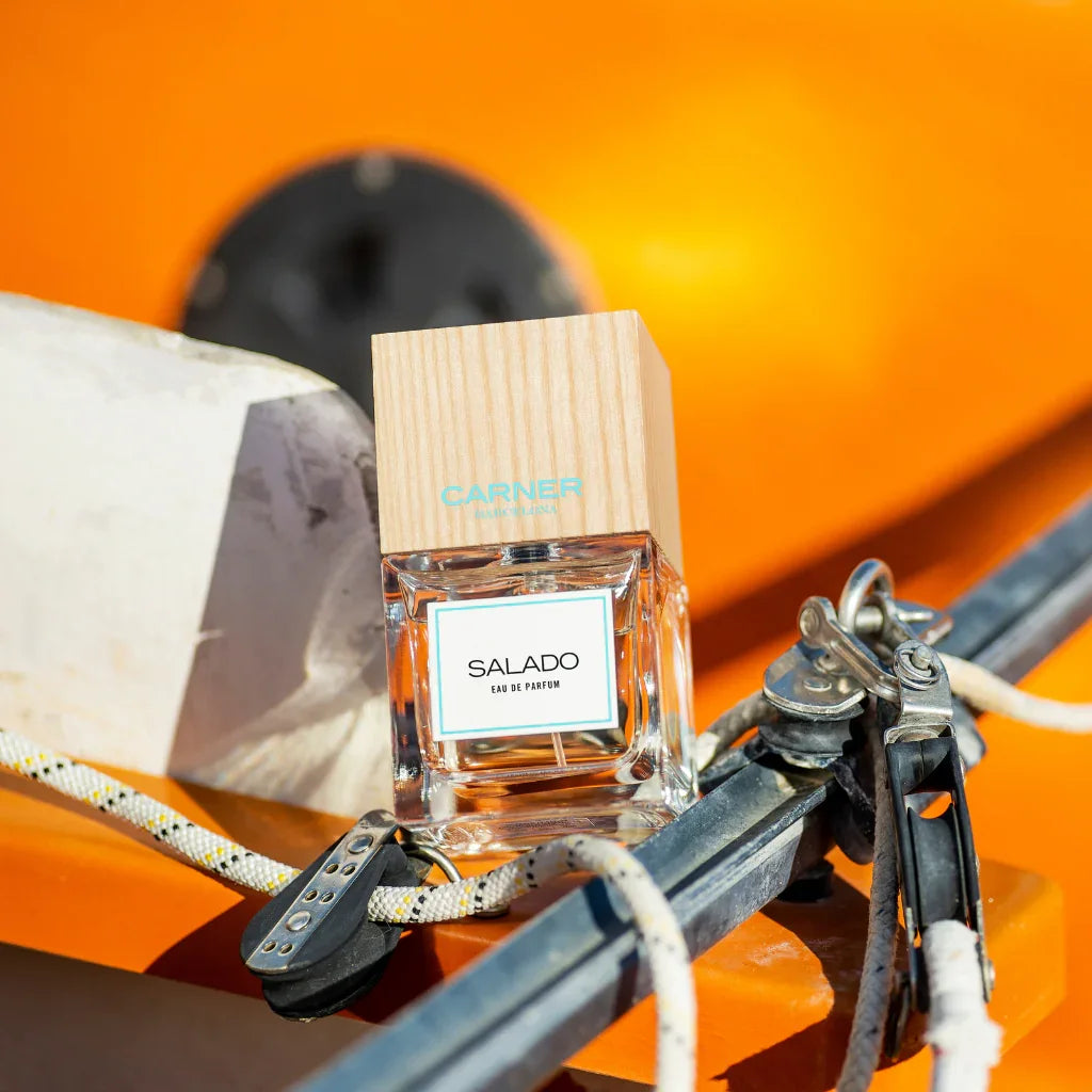 Carner Barcelona Mediterranean Collection SALADO Eau de Parfum Mood Flakon mit Tau und Schlauchboot scent amor