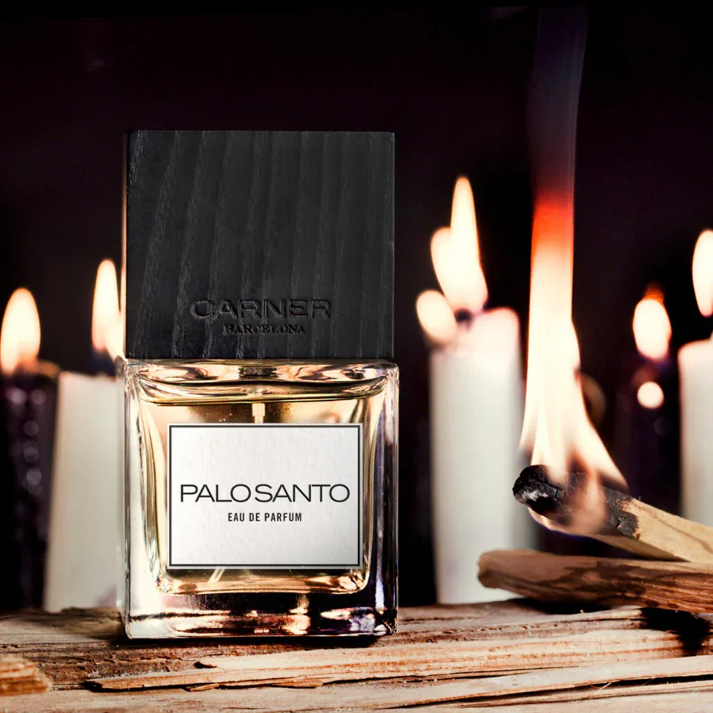 Carner Barcelona Eau de Parfum Palo Santo aus der Original Collection vor brennenden Kerzen - erhältlich bei scent amor