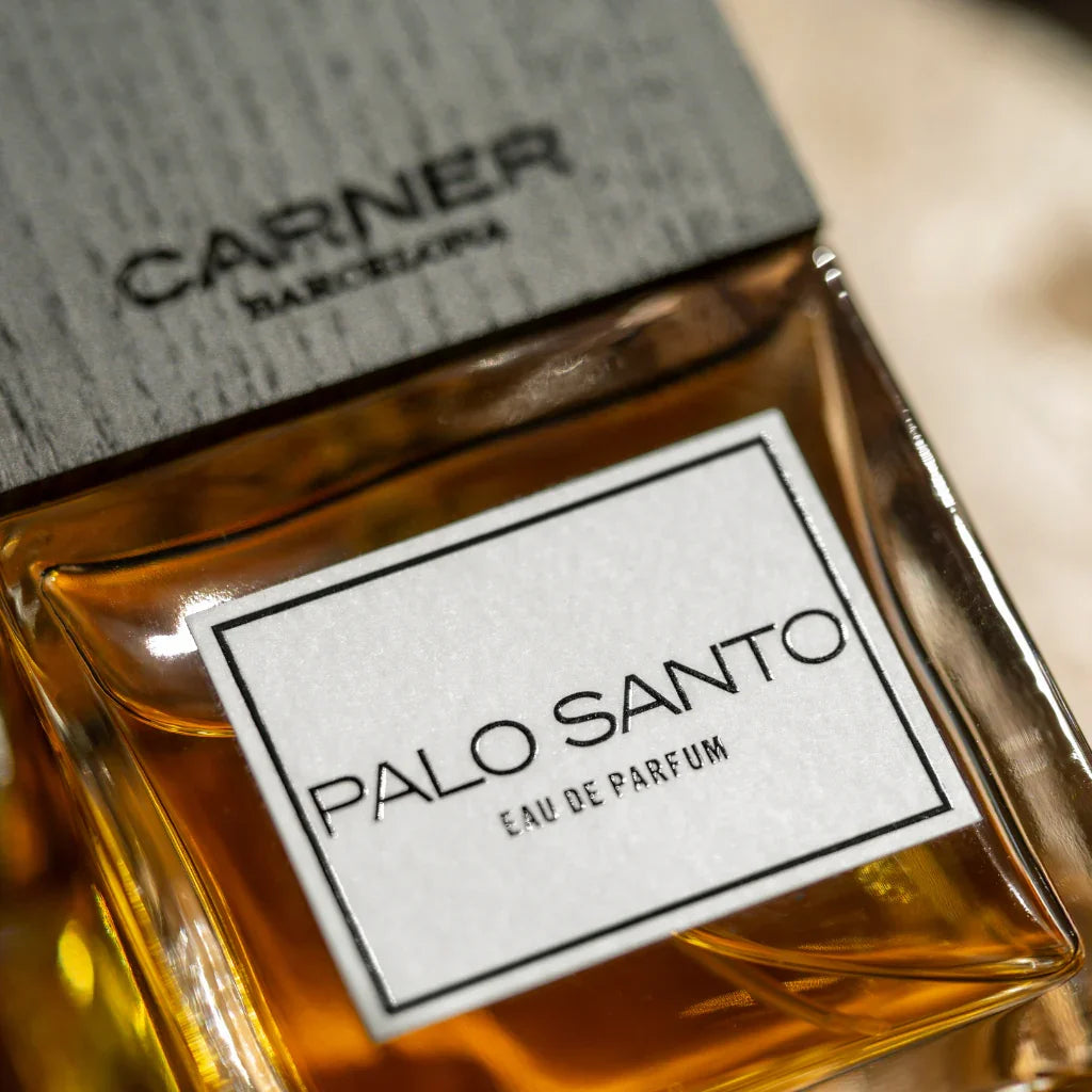 Eau de Parfum Palo Santo von Carner Barcelona, Teil der Original Collection, an das Label rangezoomt - exklusiv bei scent amor erhältlich