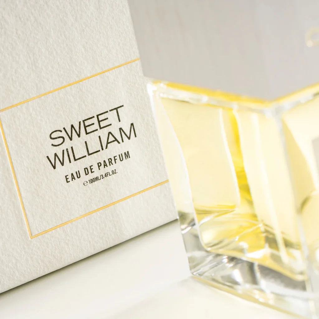 Das Eau de Parfum Sweet William aus der Love Collection von Carner Barcelona - neben der Verpackung plaziert und erhältlich bei scent amor