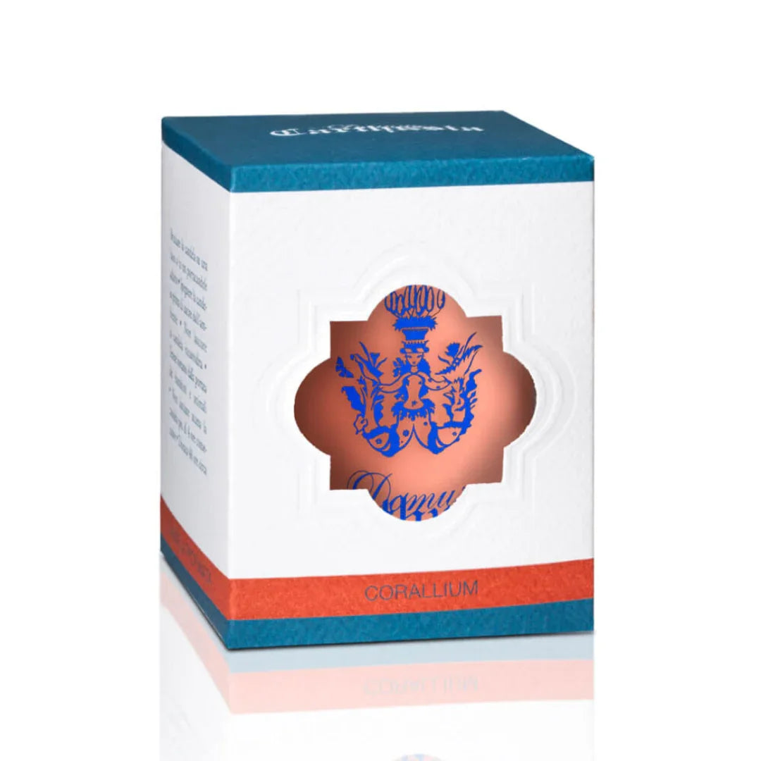 CORALLIUM Duftkerze von Carthusia – mit Mandarine, Lorbeer & Moschus. Jetzt den Raumduft Capris bei scent amor erleben.