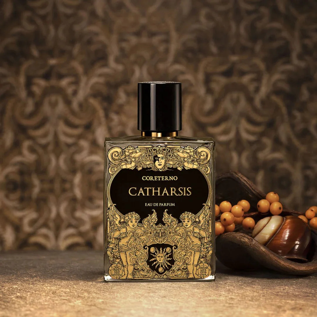 Coreterno Catharsis Eau de Parfum - ein kraftvoller Duft mit emotionaler Tiefe vor brauner Tapete und neben einer Schnecke, exklusiv bei scent amor