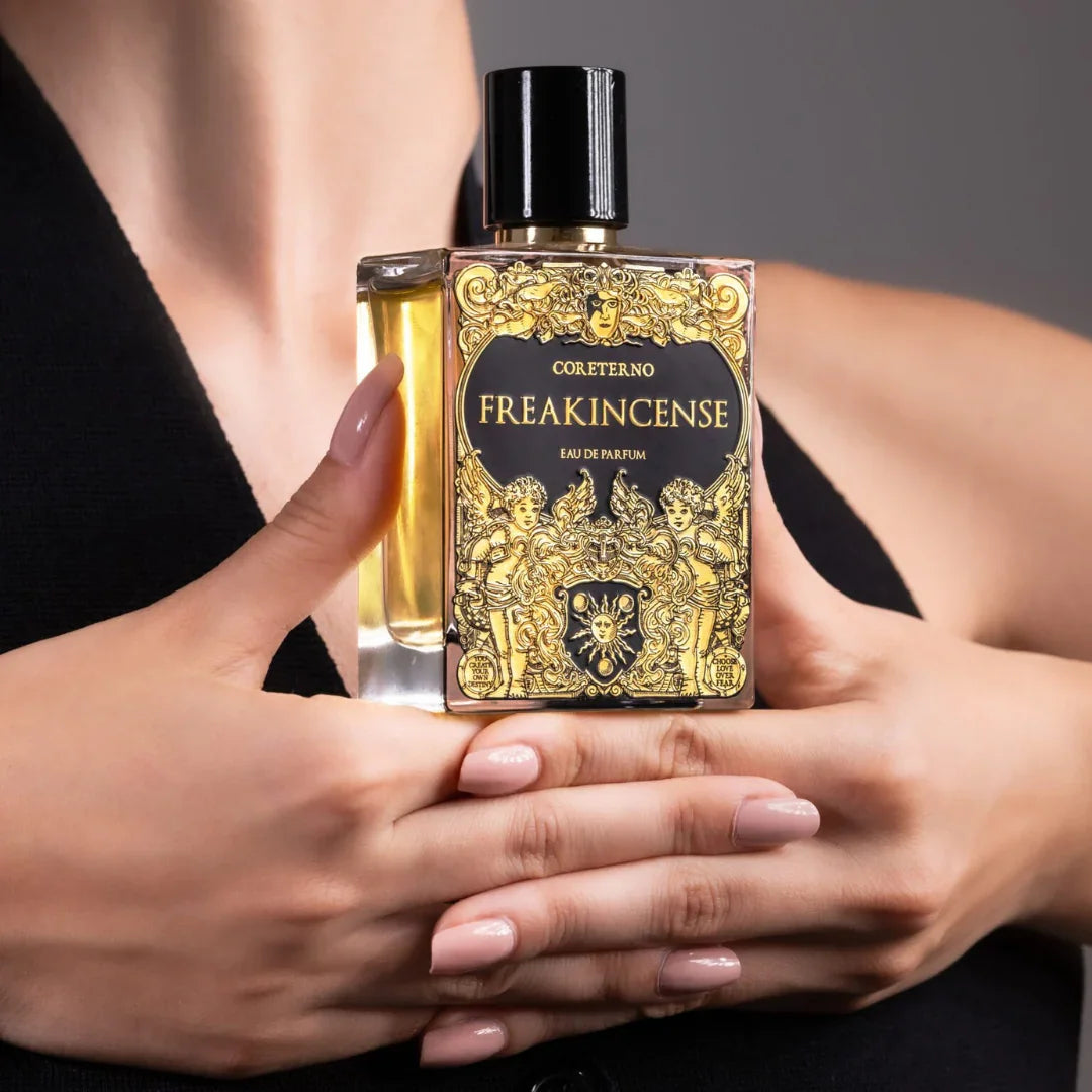 Freakincense von Coreterno - charakterstarker Eau de Parfum Nischenduft in opulentem Schwarz-Gold-Flakon, erhältlich bei scent amor