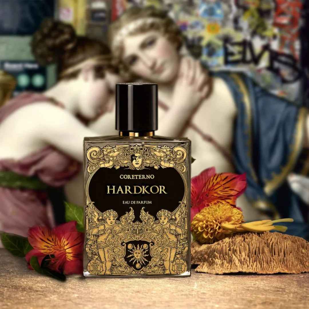 Hardkor Eau de Parfum von Coreterno - kraftvoller, luxuriöser Nischenduft im markanten Flakon neben Blumen und vor kunstvollem Gemälde, erhältlich bei scent amor