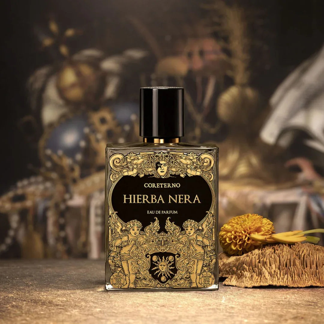 Coreterno Hierba Nera Eau de Parfum - luxuriöser Unisex-Duft mit dunkler Frische und geheimnisvoller Ausstrahlung vor kunstvollem Hintergrund, exklusiv bei scent amor