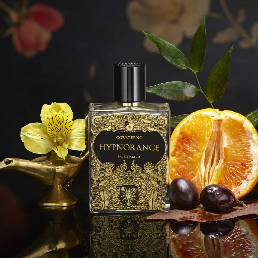 Hypnorange Extrait de Parfum von Coreterno erhältlich bei scent amor - luxuriöser Nischenduft neben Blutorange und Blumen