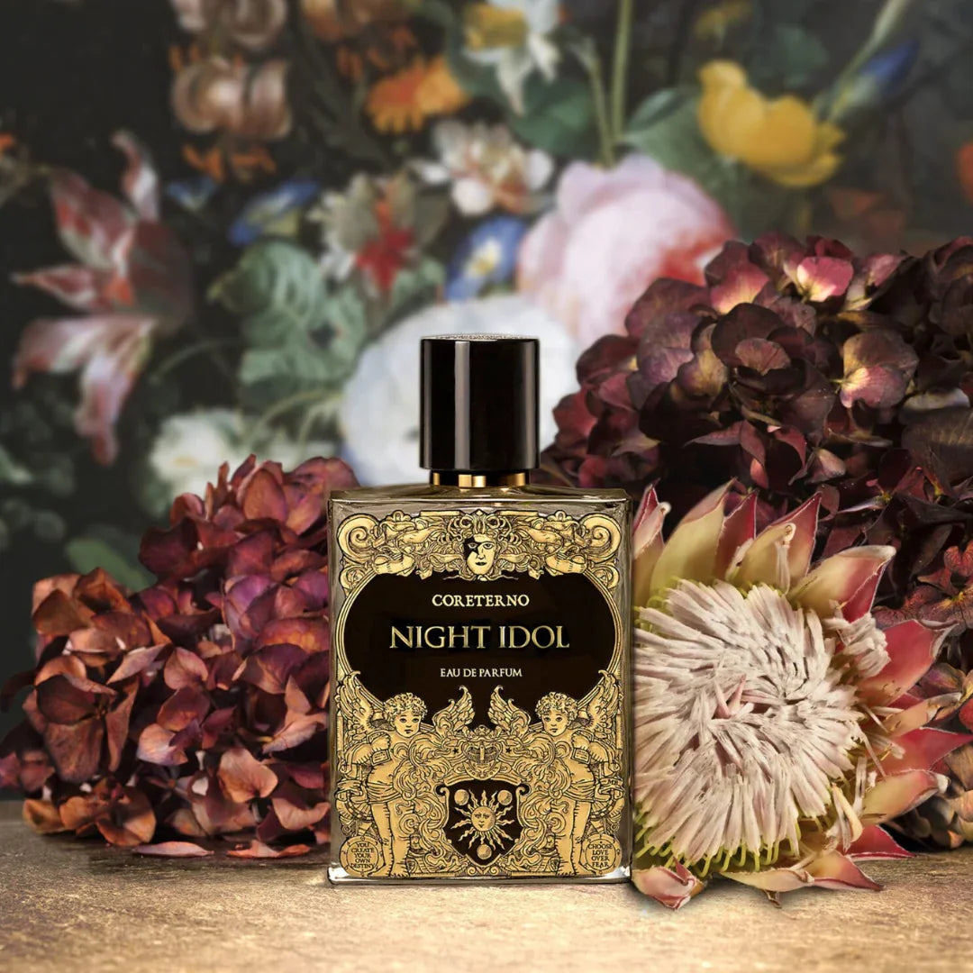 Night Idol von Coreterno - ein eleganter Eau de Parfum Nischenduft vor verschiedenen Blumen, erhältlich auf scent amor