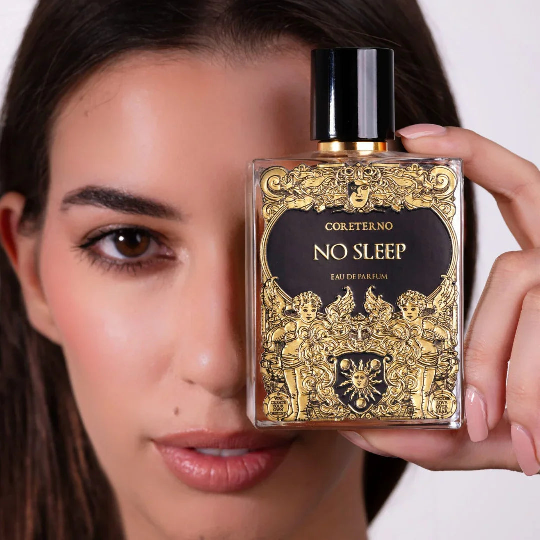 No Sleep von Coreterno - ein kraftvoller Eau de Parfum Nischenduft im stilvollen, schwarz-goldenen Flakon vor dem Gesicht einer Frau, erhältlich bei scent amor