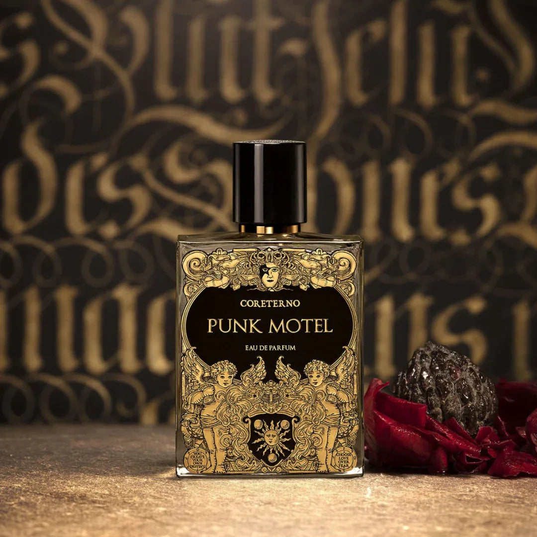 Punk Motel von Coreterno - provokativer Eau de Parfum Nischenduft neben Rosenblättern, erhältlich bei scent amor
