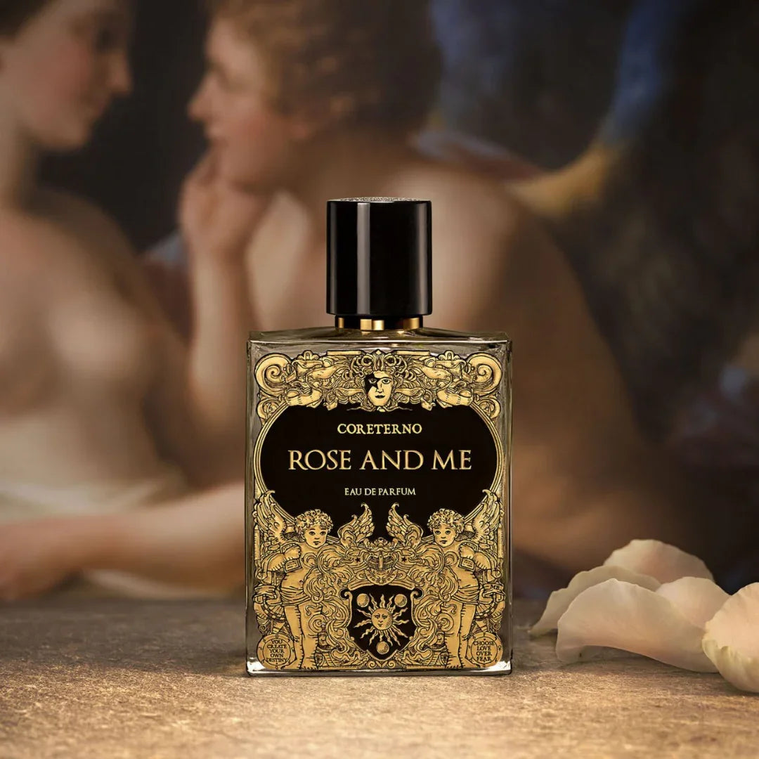 Coreterno Rose and Me Eau de Parfum - luxuriöser Rosenduft mit rebellischer Seele vor Gemälde mit zwei nackten Frauen und neben Rosenblatt, exklusiv bei scent amor