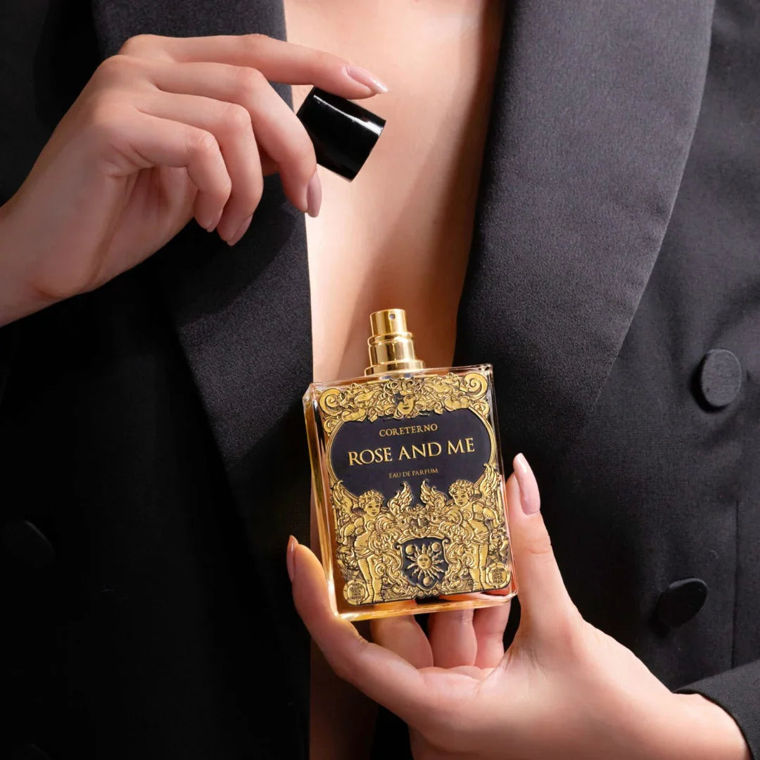 Rose and Me von Coreterno - romantischer Nischenduft als Eau de Parfum, Flakon geöffnet von einer Frau, erhältlich bei scent amor
