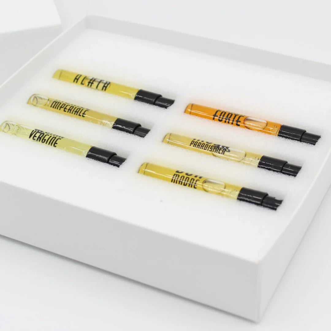 Nahaufnahme von sechs Extrait de Parfum Miniaturflakons von Cristian Cavagna - luxuriöse Nischendüfte auf scent amor