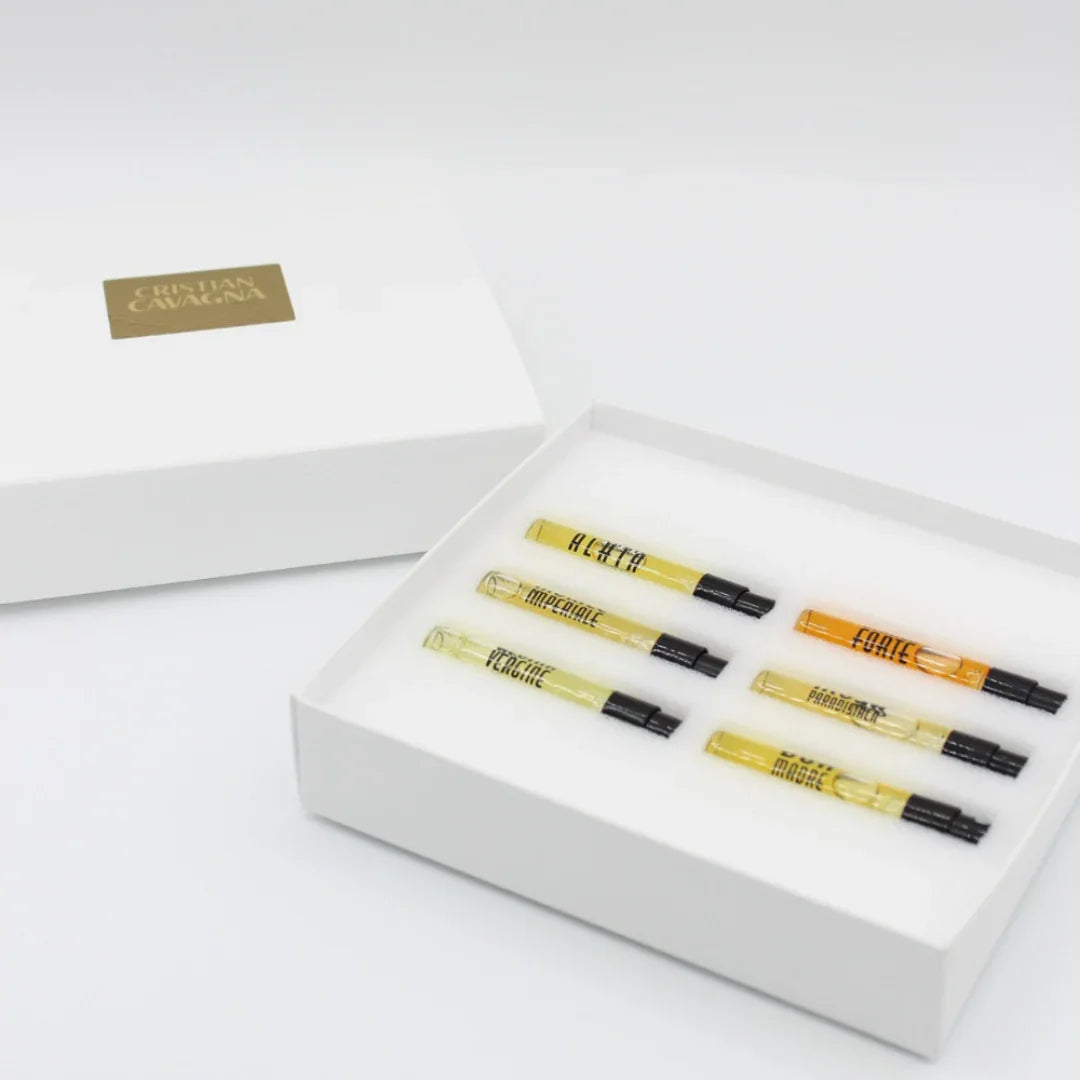Geöffnetes Discovery Set mit sechs Miniaturflakons von den Extraits de Parfum von Cristian Cavagna - erhältlich bei scent amor