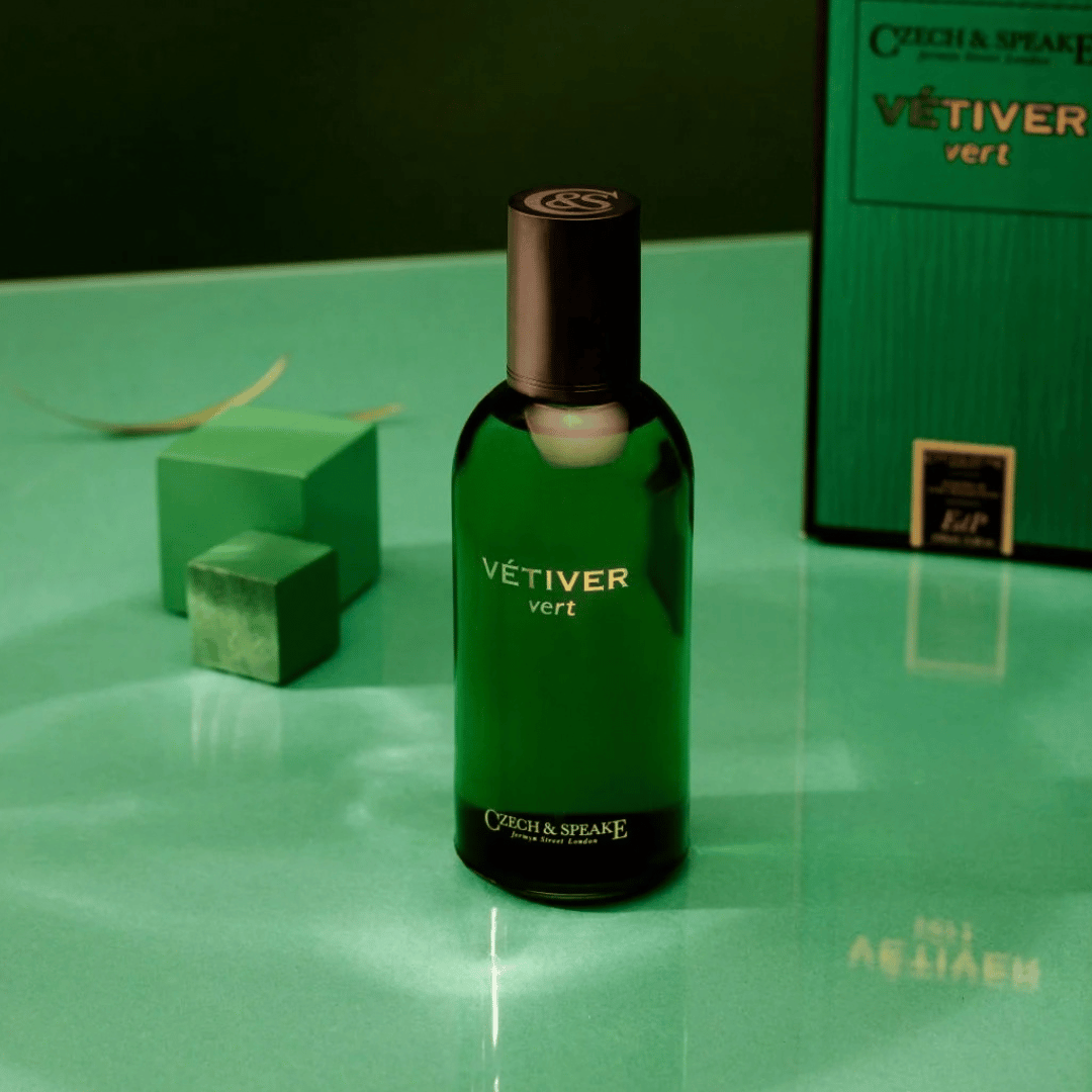 Czech & Speake Vetiver Vert Eau de Parfum bei scent amor auf grüner Glasplatte mit Box im Hintergrund