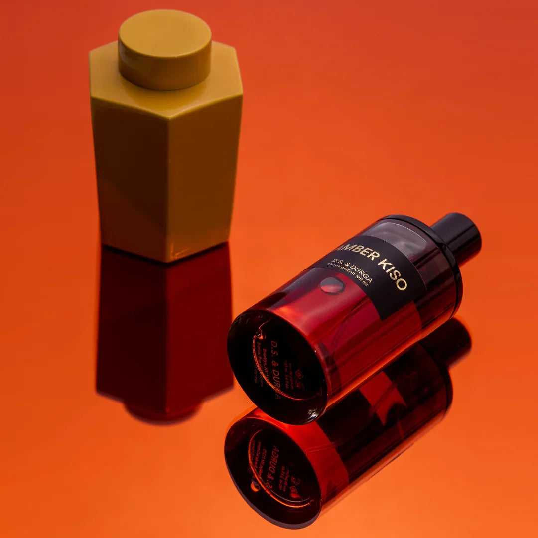 D.S. & Durga AMBER KISO Eau de Parfum Flakon mit Urne roter Hintergrund scent amor