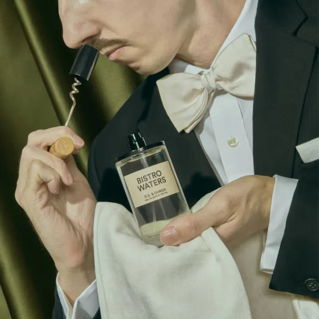 D.S. & Durga BISTRO WATERS Eau de Parfum Flakon und Mann mit Korkenzieher scent amor
