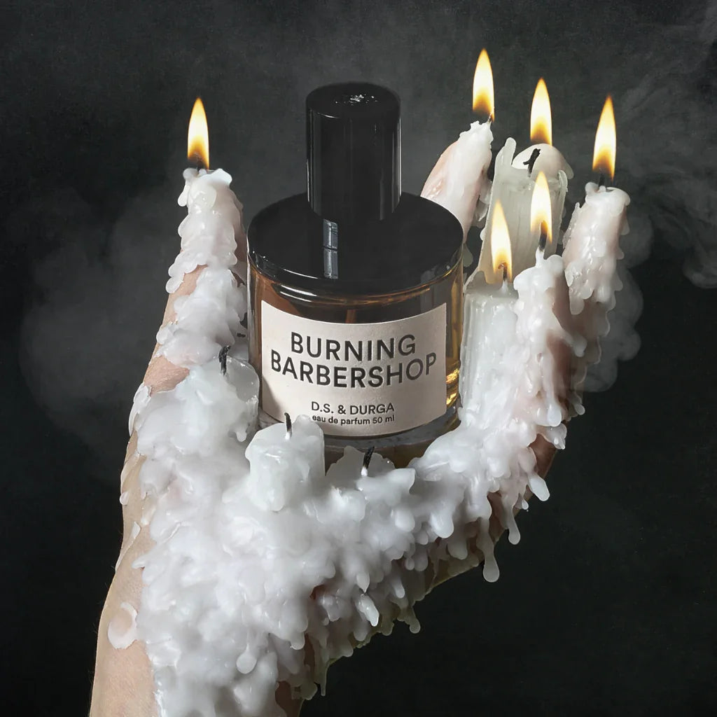 D.S. & Durga BURNING BARBERSHOP Eau de Parfum Flakon brennende Kerzen auf Hand scent amor