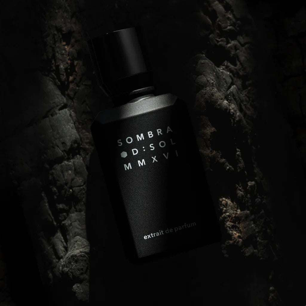 Erlebe die Magie der Dämmerung mit SOMBRA von D:SOL MMXVI – ein orientalisch-ledriger Duftmoment bei scent amor