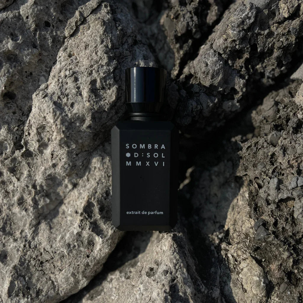 SOMBRA von D:SOL MMXVI auf Felsen – verführerischer Extrait de Parfum mit Oud & Gewürzen, jetzt bei scent amor online kaufen