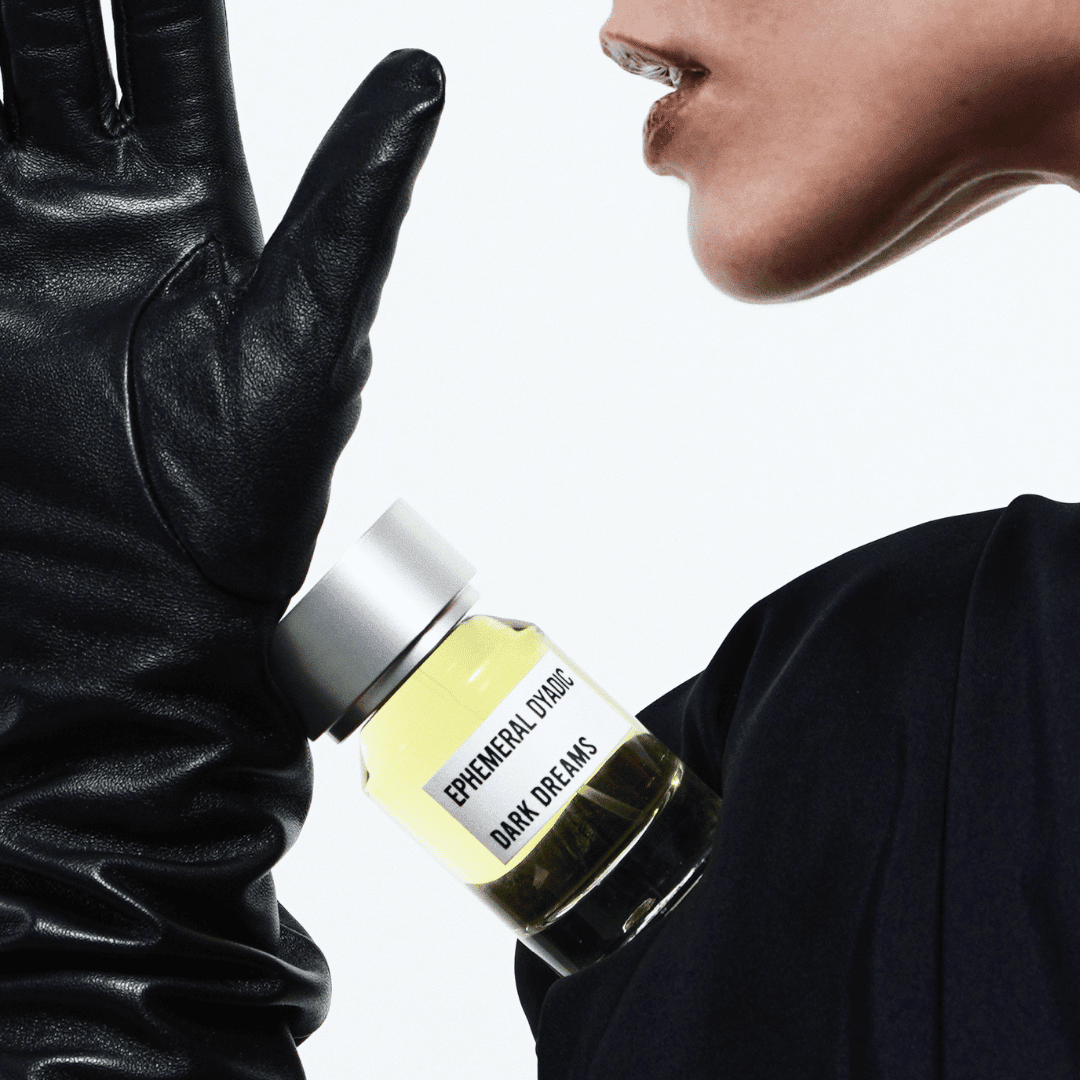Dark Dreams Ephemeral Dyadic bei scent amor präsentiert von Frau mit Lederhandschuh