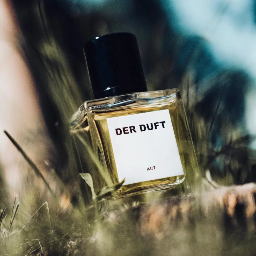 der duft act flakon im grünen