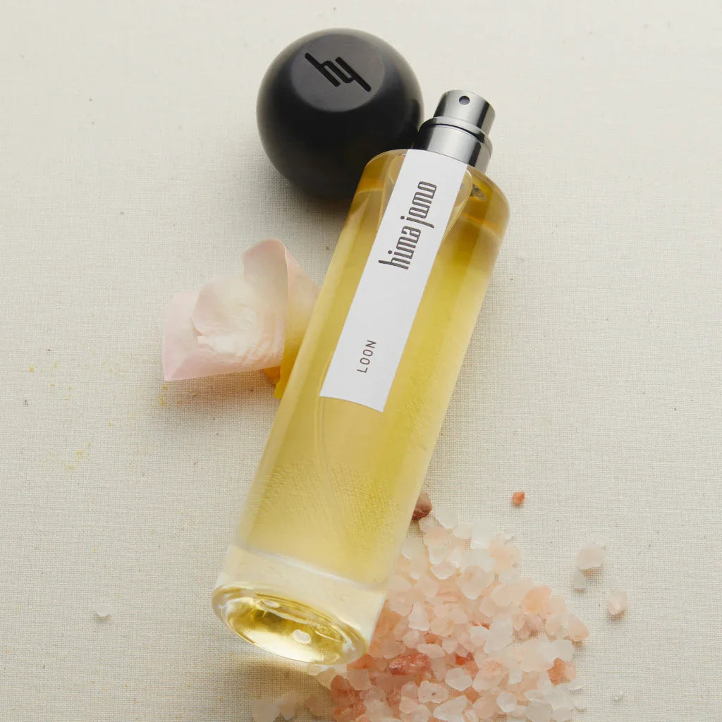 Parfümflakon der "Treasure Collection - Loon" von hima jomo mit schwarzer Kappe und gelblicher Flüssigkeit.