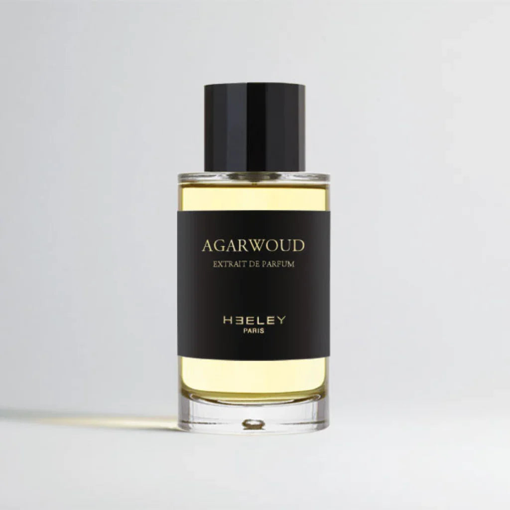 Parfümflasche "Agarwoud" von Heeley, 100 ml, mit schwarzem Etikett und schwarzem Verschluss.