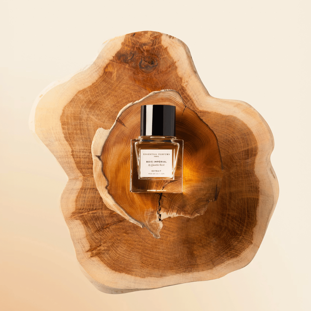 Essential Parfums Bois Imperial von Quentin Bisch bei scent amor auf Baumscheibe Extrait de Parfum