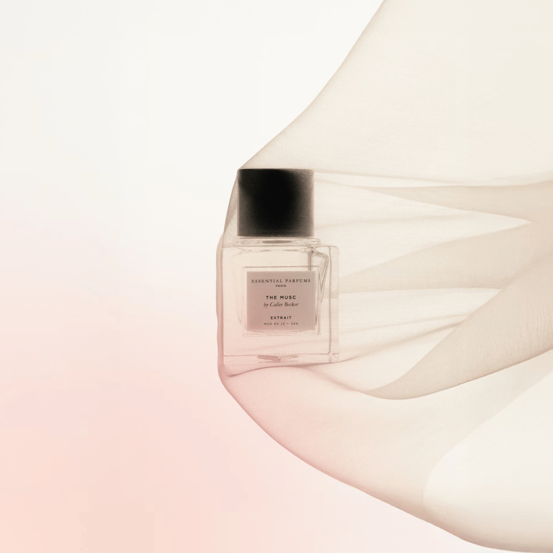 Essential Parfums The Musc EXTRAIT by Calice Becker Nischenduft bei scent amor Detail Flakon Nischenparfum unter Seide