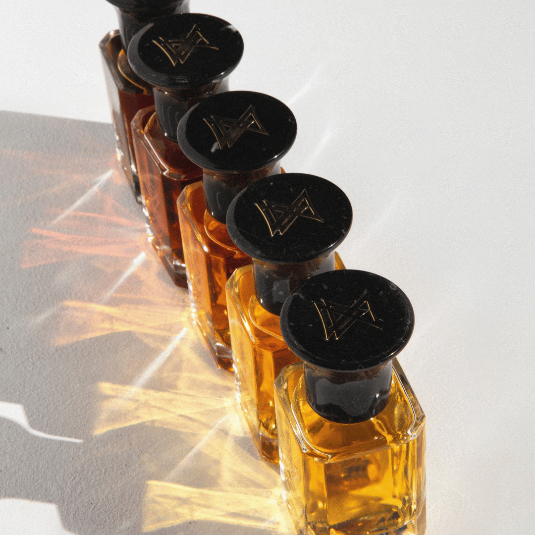 Gruppe feiner Flakons Nischenparfums mit Marmorstopper von Extra Virgo bei scent amor
