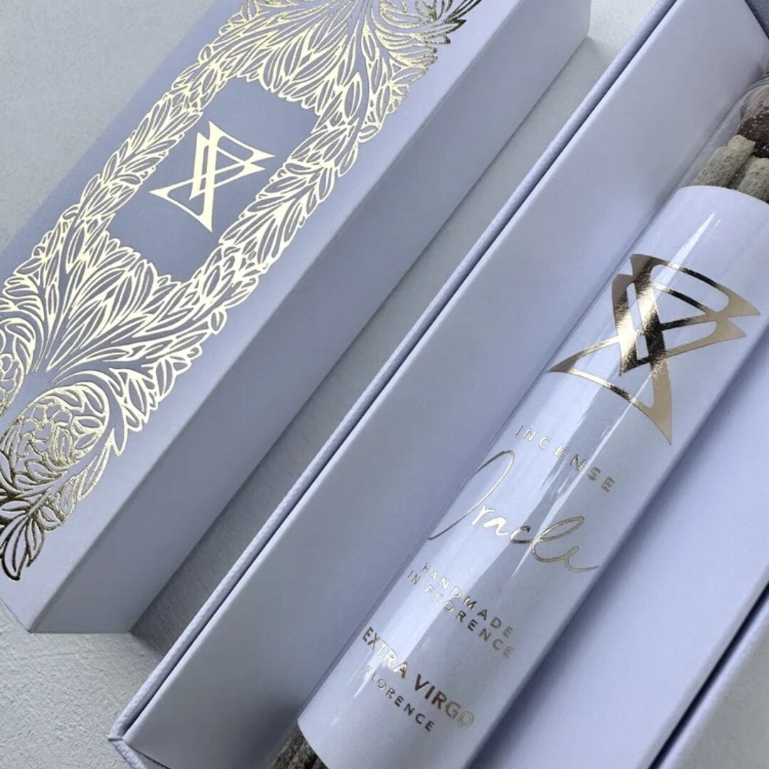 Extra Virgo ORACLE Ritual Incense Sticks im Glas in der offenen Verpackungs präsentiert bei scent amor Fachmann für feine Raumdüfte und edle Nischenparfums