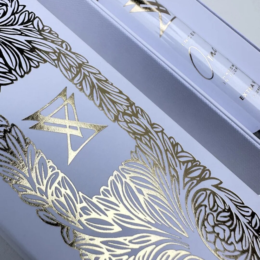 Extra Virgo ORACLE Ritual Incense Sticks Detail der Verpackung Golddruck auf weisser Box bei scent amor