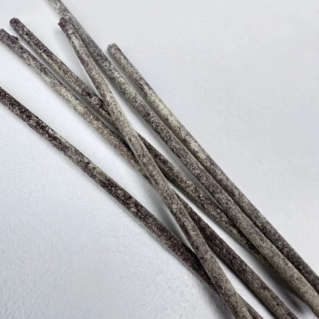 Extra Virgo ORACLE Ritual Incense Sticks lose auf weißem Grund präsentiert bei scent amor