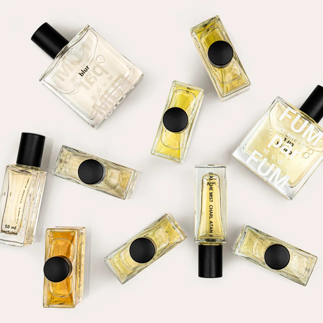 Luxuriöse Nischendüfte von FUMparFUM bei scent amor- verschiedene Flakons auf weissem Untergrund