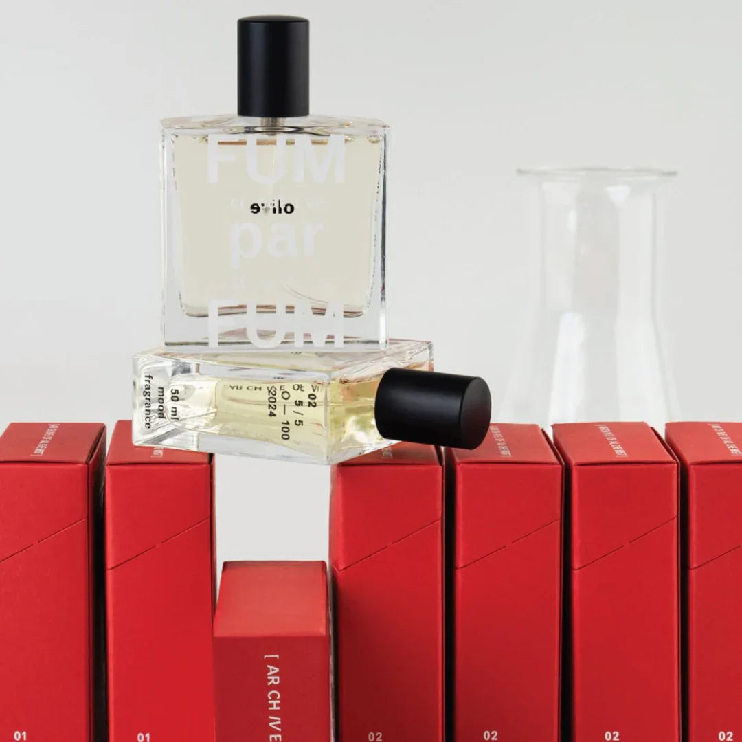 Luxuriöse Nischendüfte von FUMparFUM bei scent amor- Flakons auf roten Verpackungen