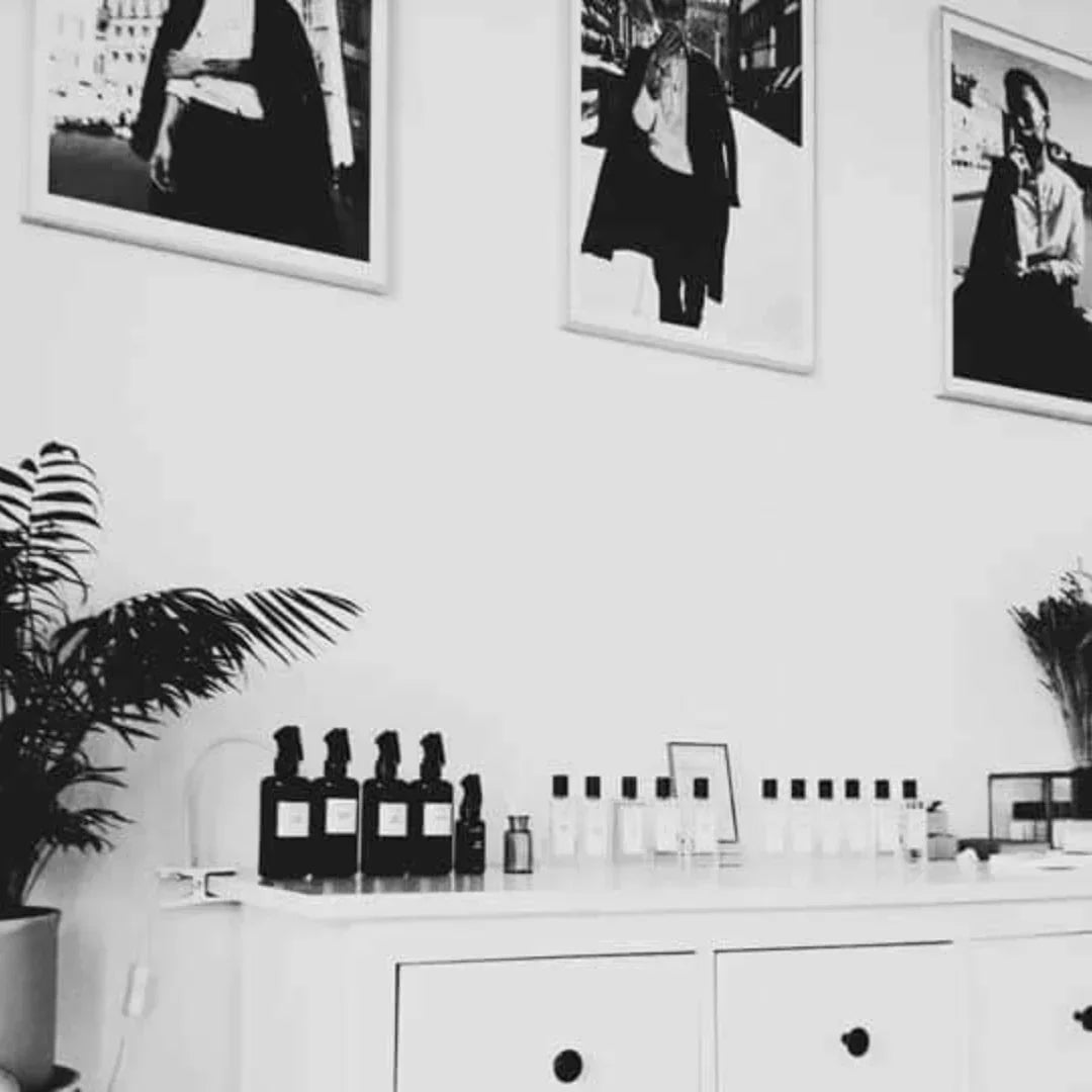 FUMparFUM L’Artiste Parfum Mood Raum mit Sideboard und Parfumflaschen scent amor