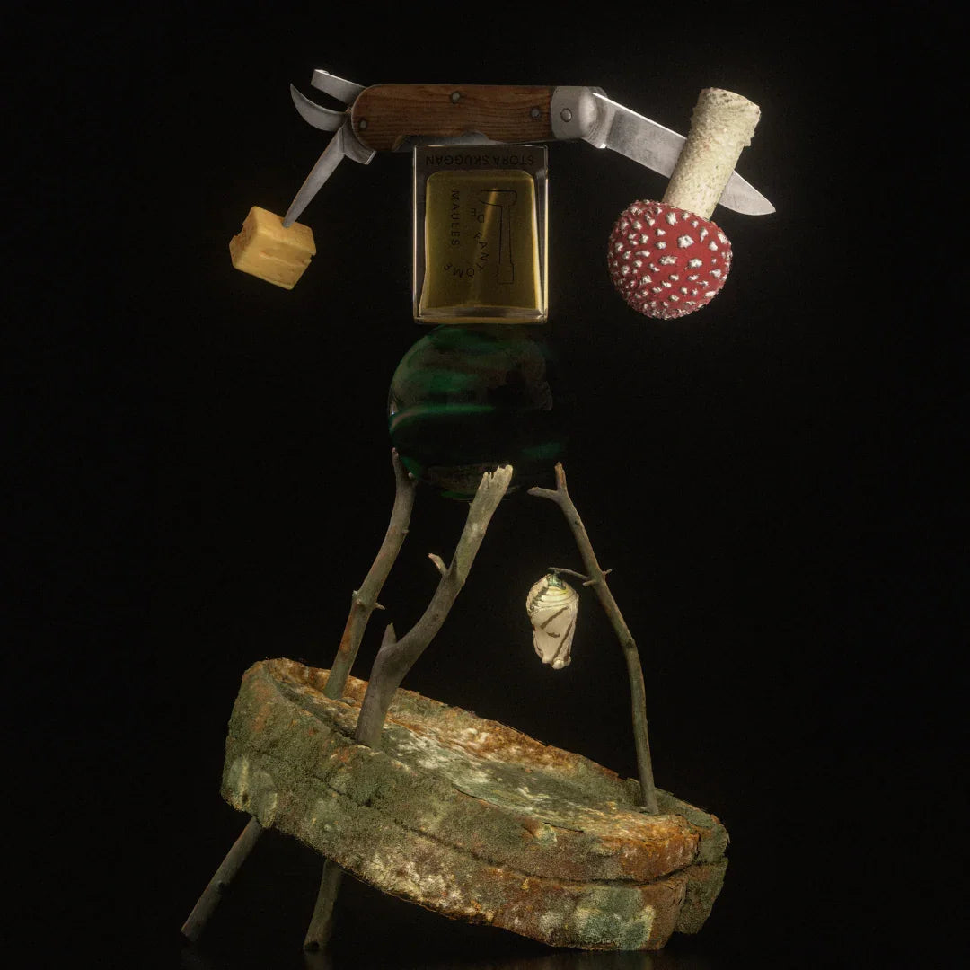 Parfümflakon "Fantôme de Maules" von Stora Skuggan, dekoriert mit Pilz, Messer und weiteren Gegenständen.